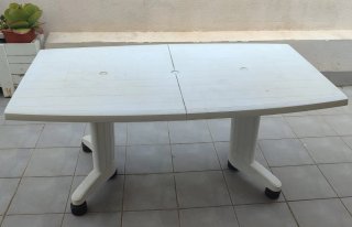 Mesa de exterior blanca de plástico