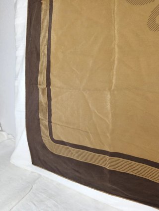 ELEGANTE Y CLÁSICO PAÑUELO DE SEDA DE LOEWE