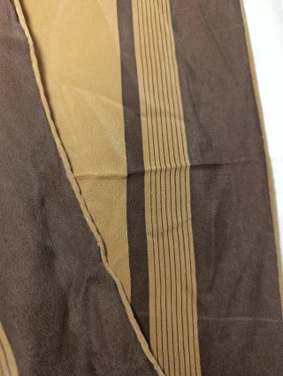 ELEGANTE Y CLÁSICO PAÑUELO DE SEDA DE LOEWE