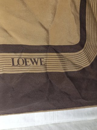 ELEGANTE Y CLÁSICO PAÑUELO DE SEDA DE LOEWE