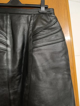 Falda corta de piel napa negra