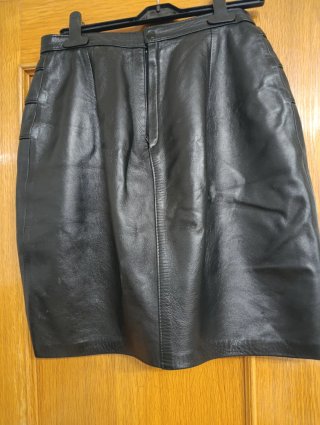 Falda corta de piel napa negra