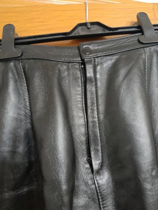 Falda corta de piel napa negra