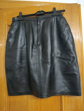 Falda corta de piel napa negra