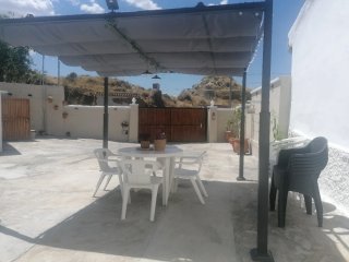 Pérgola exterior color antracita y techo retráctil