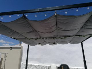 Pérgola exterior color antracita y techo retráctil