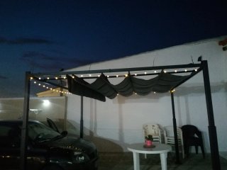 Pérgola exterior color antracita y techo retráctil