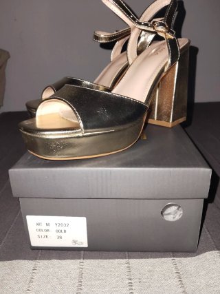 Sandalias tacón plataforma MIA Shoes doradas