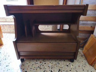 Mesa auxiliar de madera con ruedas
