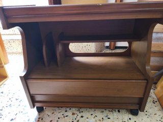 Mesa auxiliar de madera con ruedas