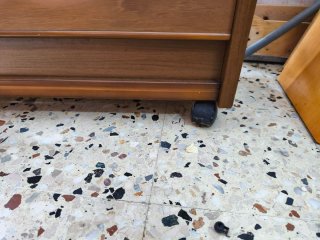 Mesa auxiliar de madera con ruedas