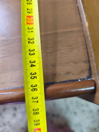 Mesa auxiliar de madera con ruedas