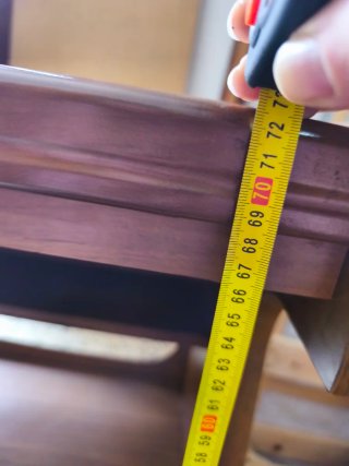 Mesa auxiliar de madera con ruedas