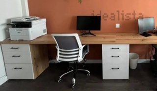 Escritorio madera con 2 cajoneras blancas
