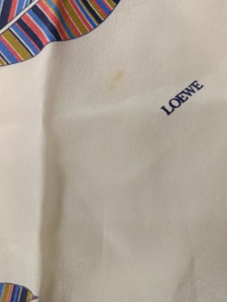 ELEGANTE PAÑUELO DE SEDA DE LOEWE
