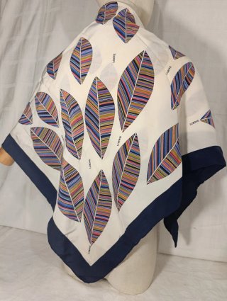 ELEGANTE PAÑUELO DE SEDA DE LOEWE