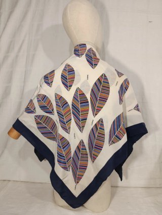 ELEGANTE PAÑUELO DE SEDA DE LOEWE