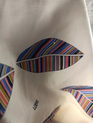 ELEGANTE PAÑUELO DE SEDA DE LOEWE
