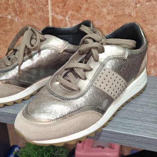 Zapatillas doradas y beige oscuro
