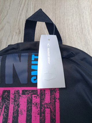 John Smith mochila diseño gráfico