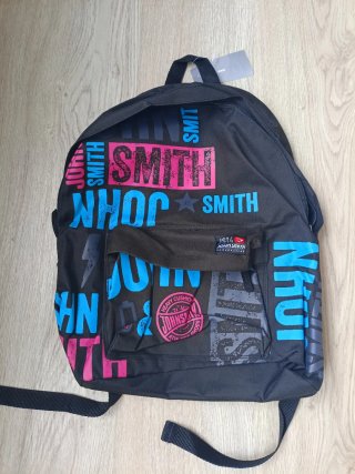 John Smith mochila diseño gráfico