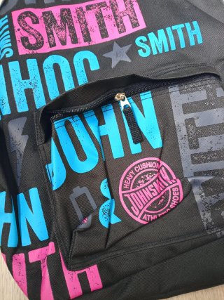 John Smith mochila diseño gráfico