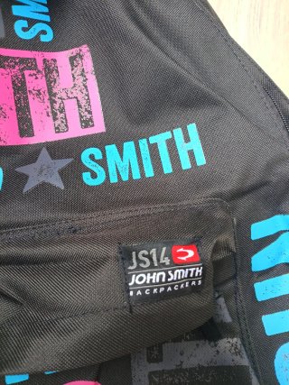 John Smith mochila diseño gráfico