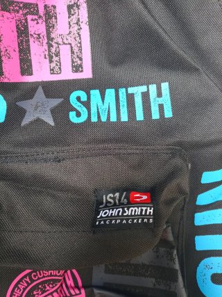 John Smith mochila diseño gráfico