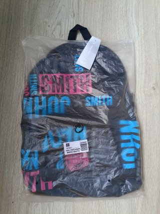 John Smith mochila diseño gráfico