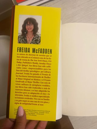 Pacchetto 2 Libri di Freida McFadden (Spagnolo)