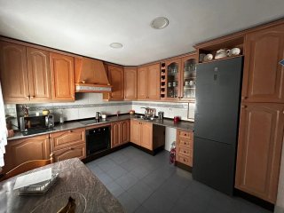 Cocina completa madera y cristal, menos nevera