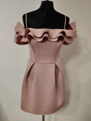 Abito rosa con volant