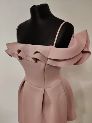 Abito rosa con volant
