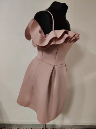 Abito rosa con volant
