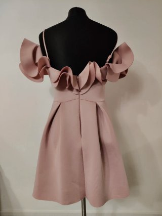 Abito rosa con volant