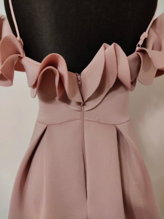 Abito rosa con volant