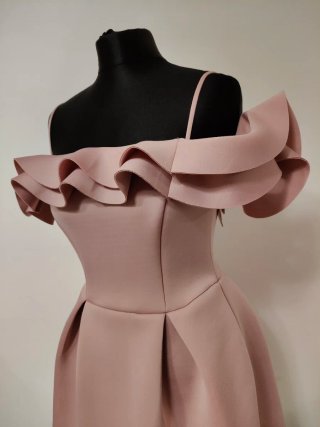 Abito rosa con volant