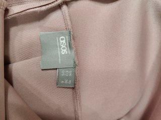 Abito rosa con volant