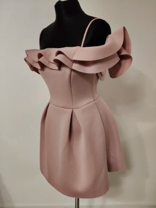 Abito rosa con volant