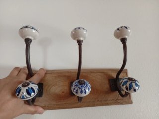 Perchero madera con ganchos cerámica