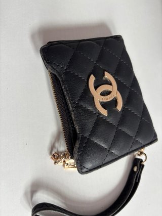 Cartera negra con detalles dorados