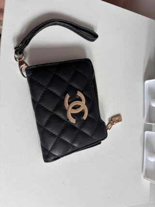Cartera negra con detalles dorados