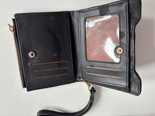 Cartera negra con detalles dorados