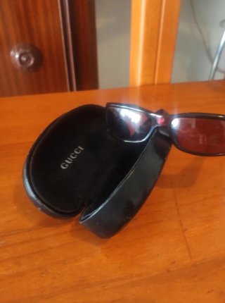 Gafas de sol Gucci negras y rojas