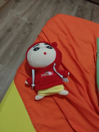 Peluche Shin Chan Supreme Rojo