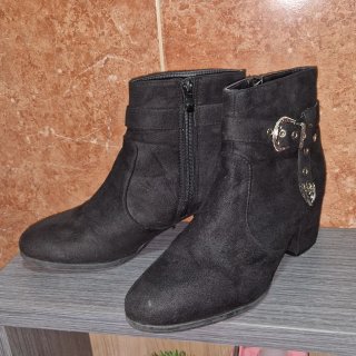 Botas cortas negras con hebilla