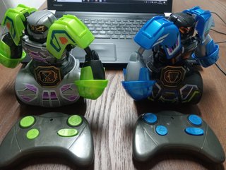 Pack 2 Robôs RC Kombat Tornado Silverlit