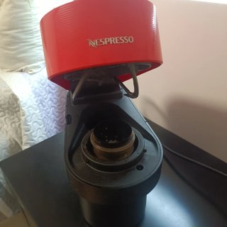 Cafetera Nespresso Roja y Negra