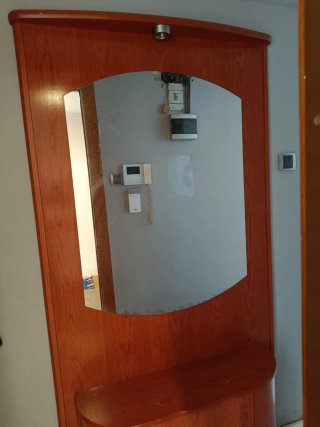 Mueble de entrada con espejo y banco
