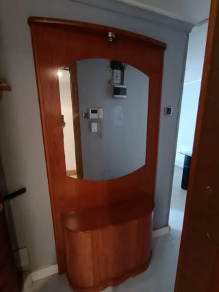 Mueble de entrada con espejo y banco